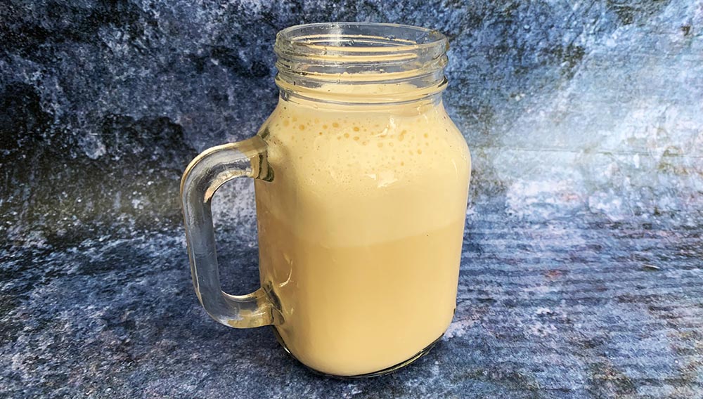 detail ľadovej kávy s proteínom na štruktúrovanom podklade