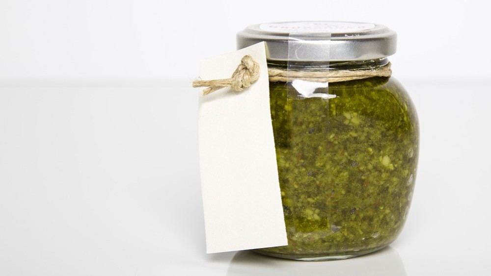 zelené pesto v sklenej fľaštičke