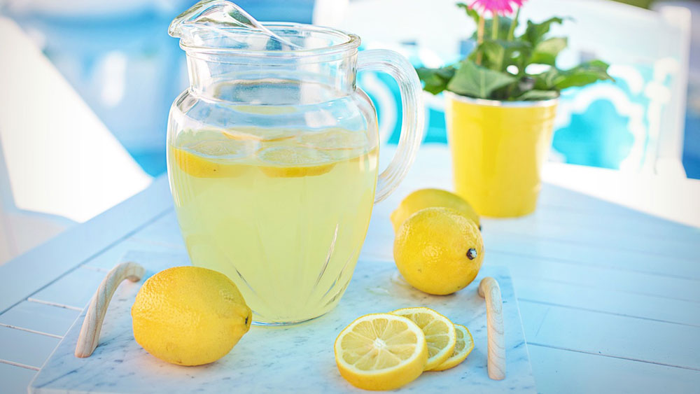 púpavová limonáda so sirupom