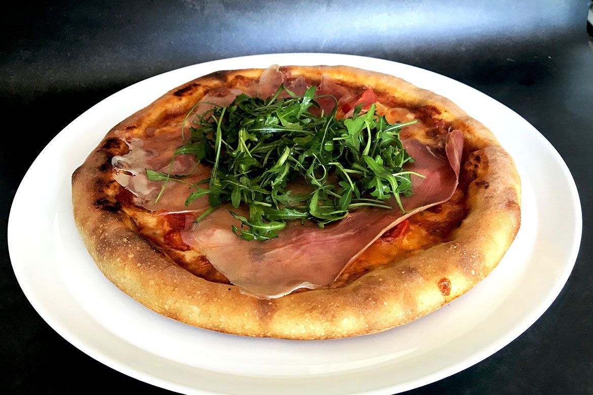 kvásková pizzas rukolou a sušenou šunkou