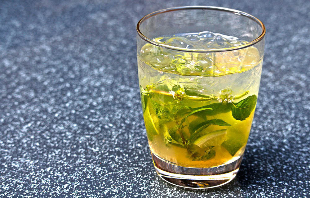 miešaný nápoj mojito s bielym rumom v sklenenom pohári